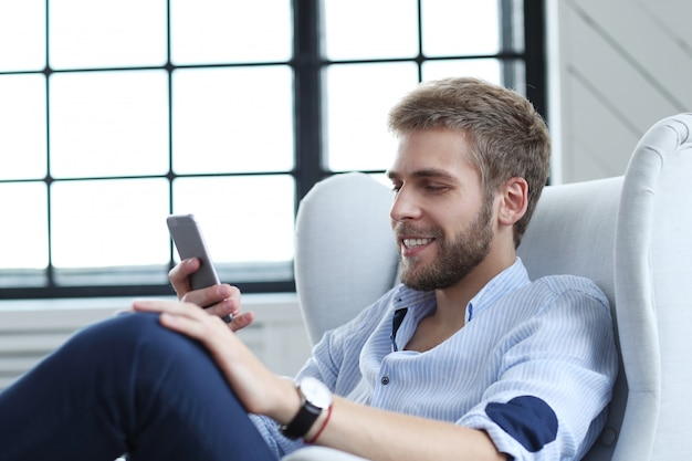 Homem bonito com smartphone