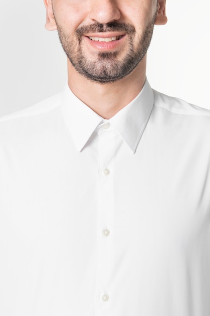 Foto grátis homem bonito de camisa branca close-up