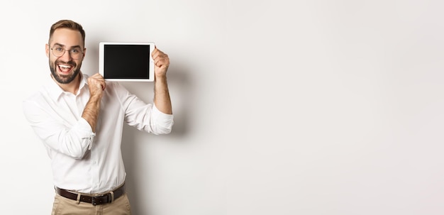 Homem bonito de compras e tecnologia mostrando a tela do tablet digital usando óculos com colarinho branco