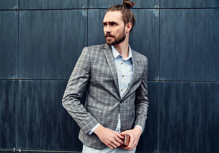 Foto grátis homem bonito de fato cinzento a xadrez