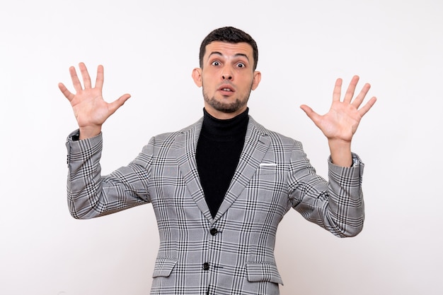 Homem bonito de frente para o terno abrindo as mãos em pé sobre fundo branco