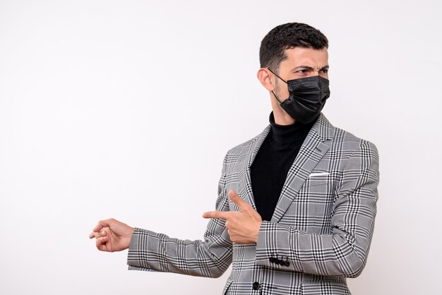 Homem bonito de frente para o terno de pé no fundo branco isolado