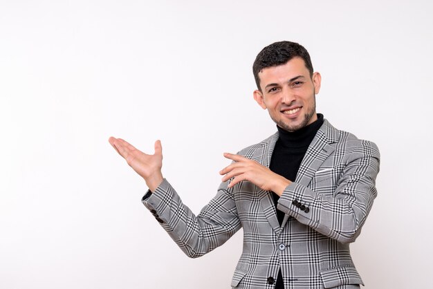 Homem bonito de frente para o terno em pé sobre fundo branco