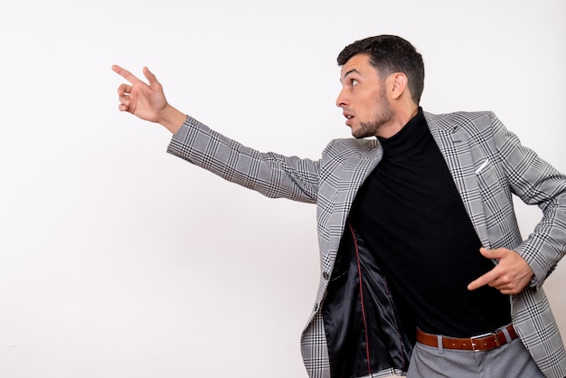 Homem bonito de frente para o terno em pé sobre fundo branco