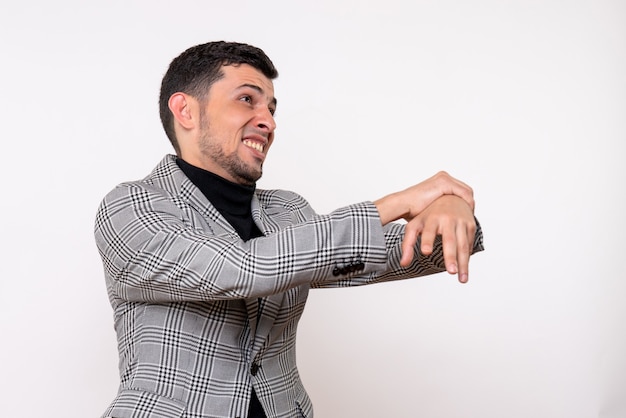 Foto grátis homem bonito de frente para o terno em pé sobre fundo branco