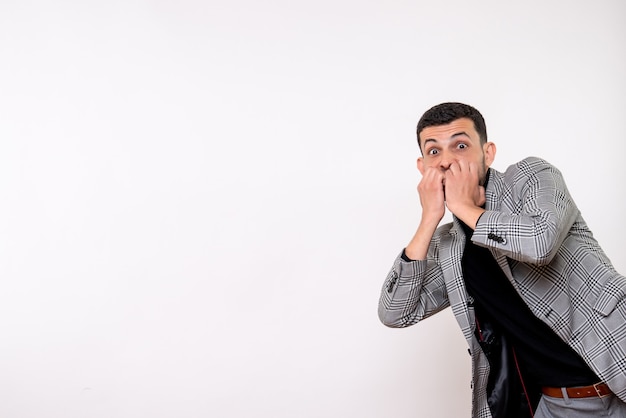 Homem bonito de frente para o terno em pé sobre fundo branco