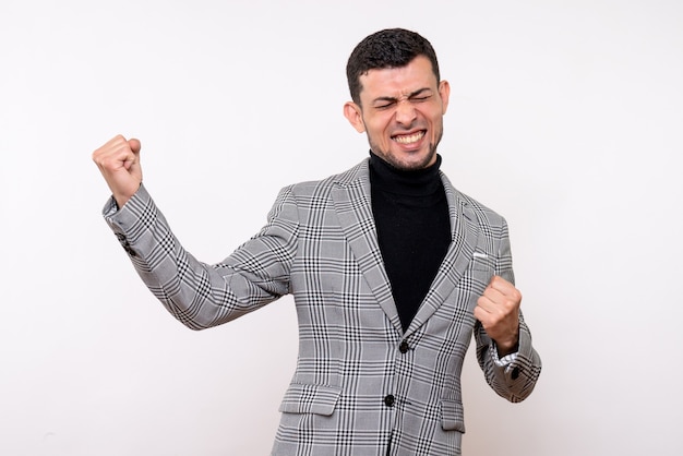 Foto grátis homem bonito de frente para o terno mostrando o gesto vencedor em pé sobre um fundo branco