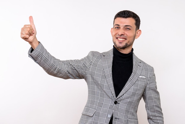 Homem bonito de frente, terno, fazendo sinal de polegar para cima, em pé sobre fundo branco