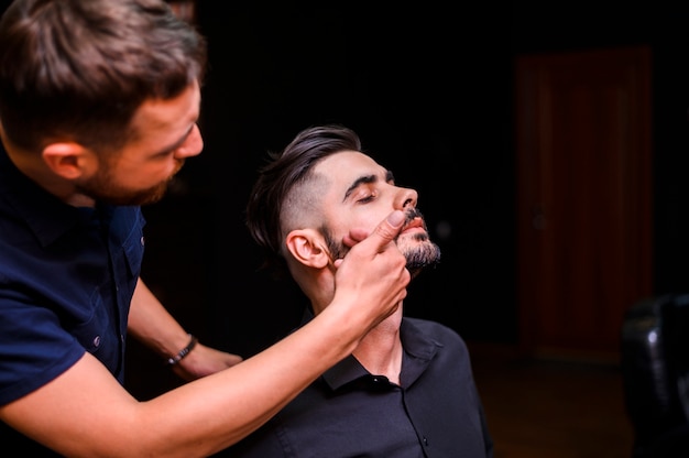 Homem bonito depois de receber uma barba em bom estado