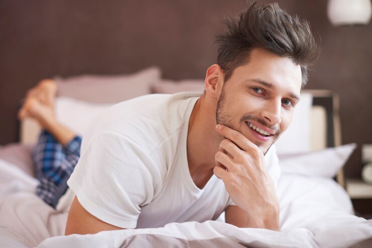 Foto grátis homem bonito descansando de manhã na cama