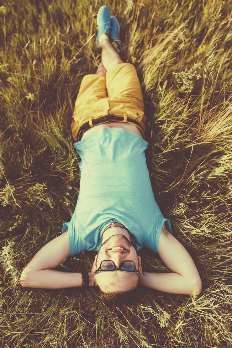 Foto grátis homem bonito, desfrutando ao ar livre. filtro instagram vintage retrô