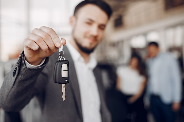 Homem bonito e elegante em um salão de beleza do carro