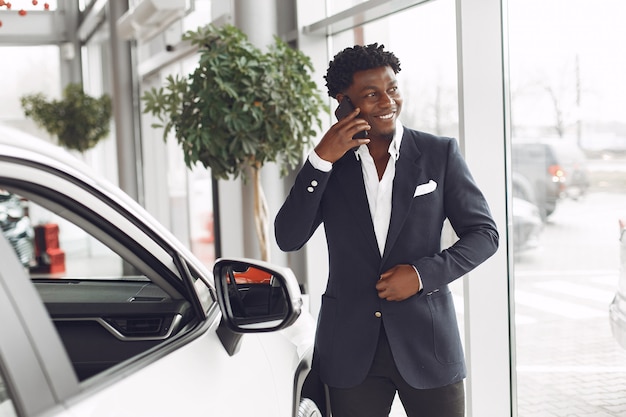 Homem bonito e elegante em um salão de carro