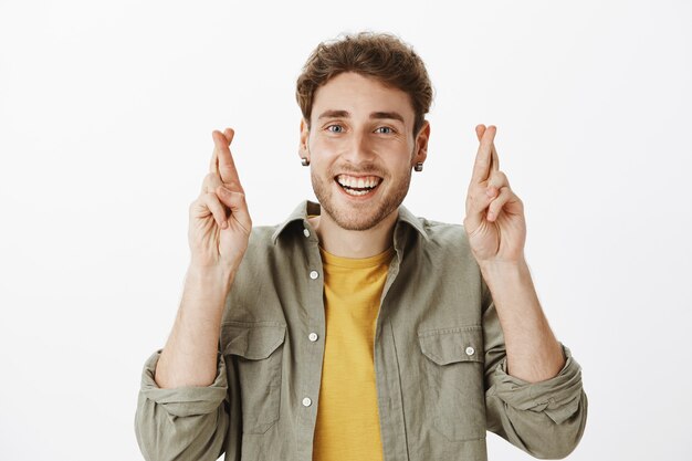 Homem bonito e feliz posando no estúdio