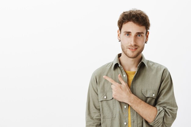 Homem bonito e feliz posando no estúdio