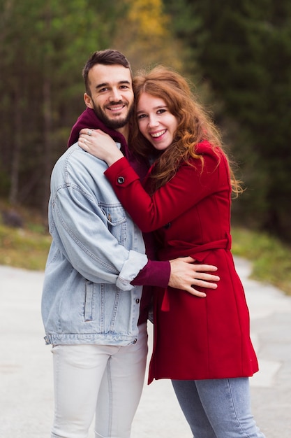 Homem bonito e mulher abraçando