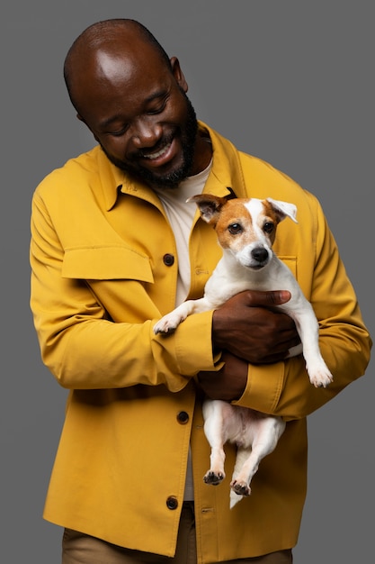 Homem bonito e sensível com cachorro