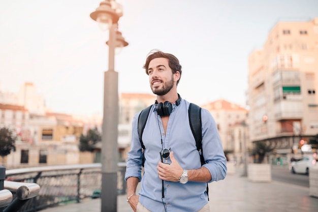 Homem bonito em frente a construção da cidade