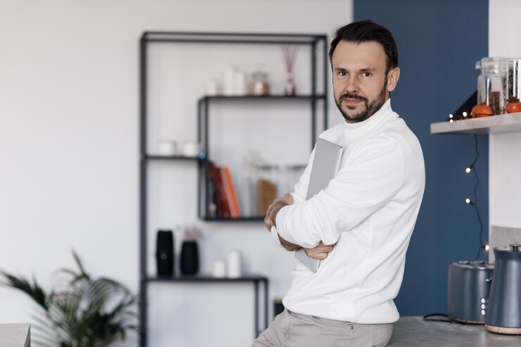 Foto grátis homem bonito em roupas casuais em casa