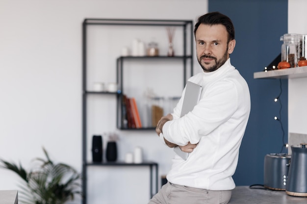 homem bonito em roupas casuais em casa