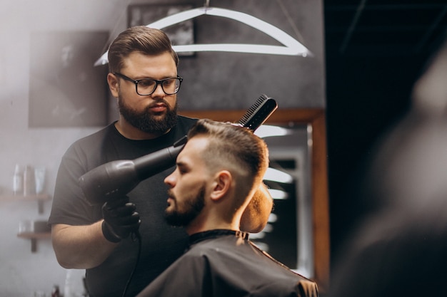 Homem bonito em uma barbearia, estilo de cabelo