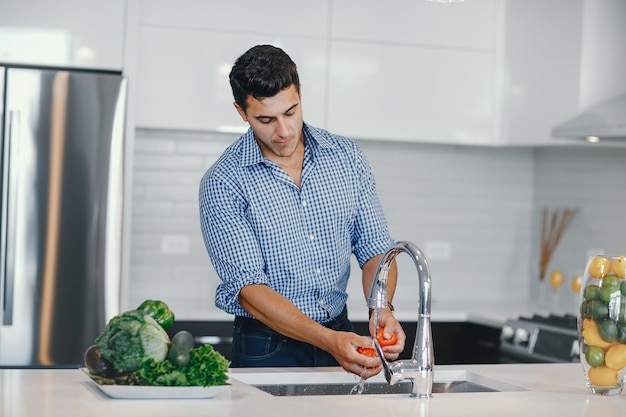 homem bonito em uma cozinha