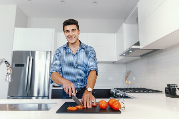 homem bonito em uma cozinha