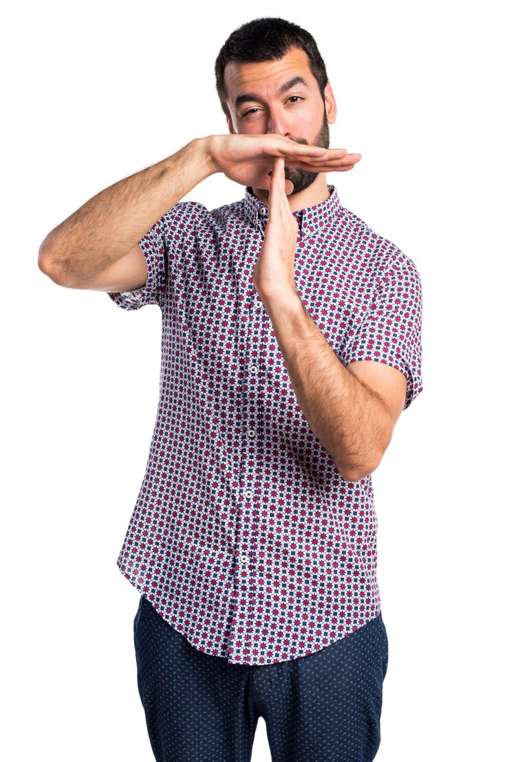 Foto grátis homem bonito fazendo tempo para fora gesto