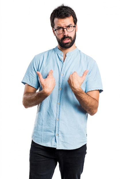 Foto grátis homem bonito fazendo um gesto de surpresa