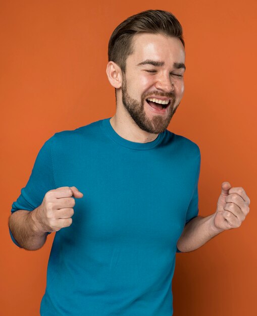 Homem bonito feliz posando