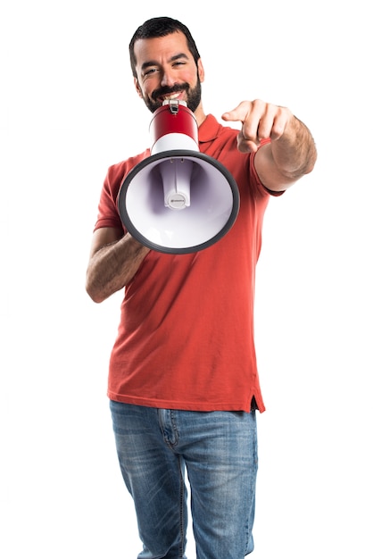 Foto grátis homem bonito gritando por megafone