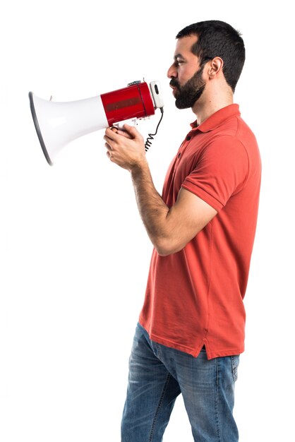 Homem bonito gritando por megafone