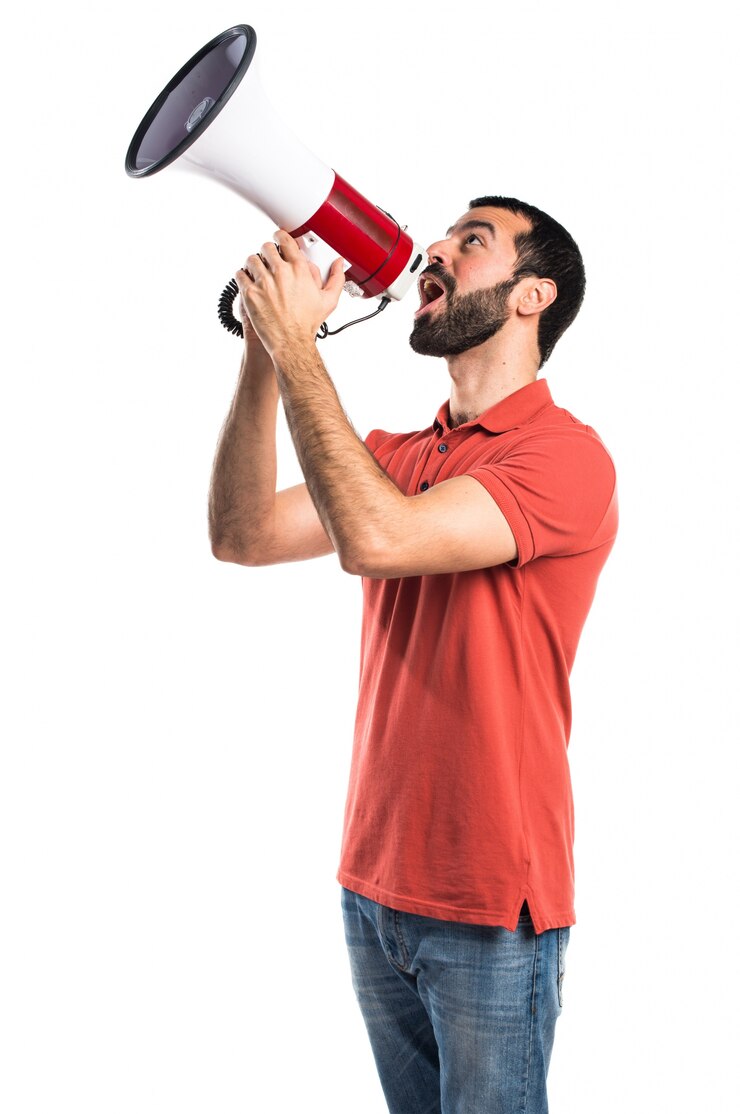 Foto grátis homem bonito gritando por megafone
