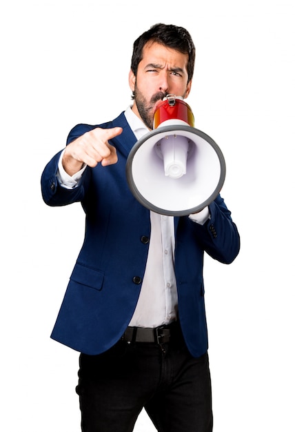 Foto grátis homem bonito gritando por megafone