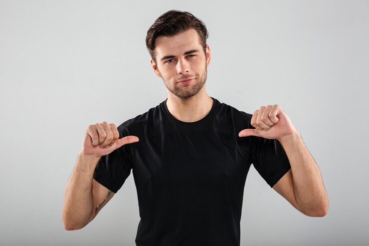 Foto grátis homem bonito jovem esportes apontando para si mesmo.