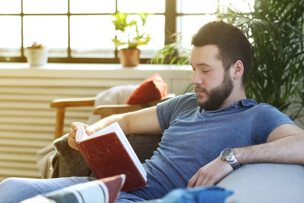 Homem bonito lendo um livro na carruagem