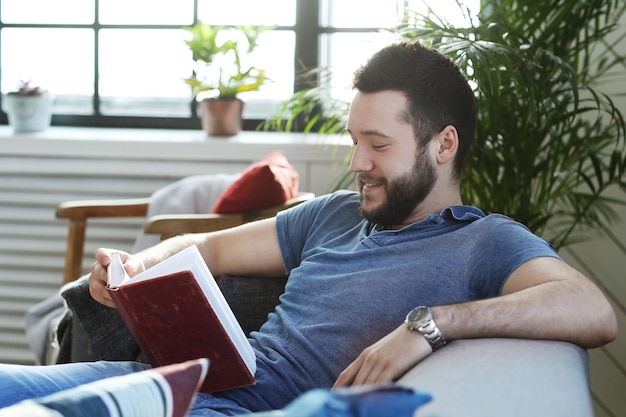 Foto grátis homem bonito lendo um livro na carruagem