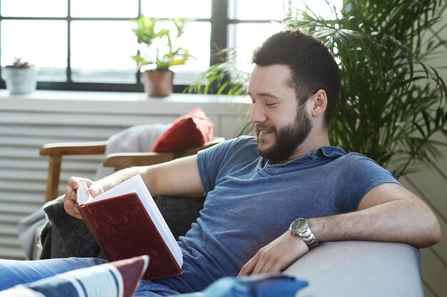 Homem bonito lendo um livro na carruagem