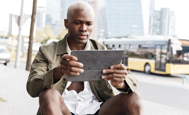 homem bonito negro ao ar livre com tablet