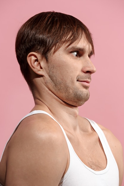 Foto grátis homem bonito olhando surpreso isolado na rosa