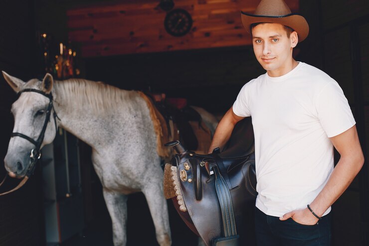 Foto grátis homem bonito, passar o tempo com um cavalo