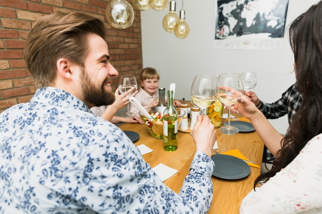 Foto grátis homem bonito, passar um bom tempo com os amigos