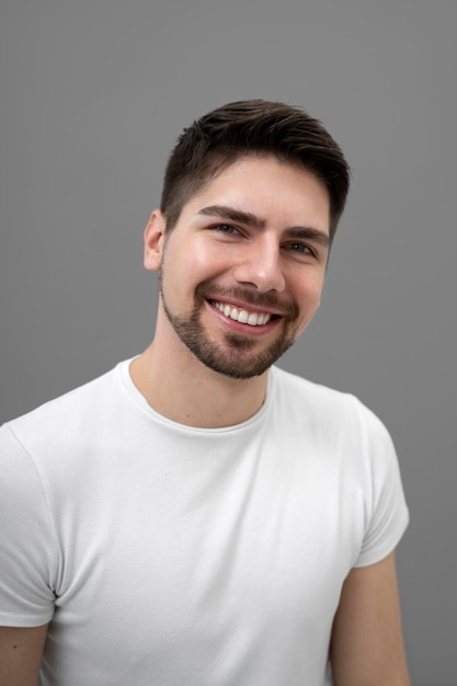 Foto grátis homem bonito posando e sorrindo