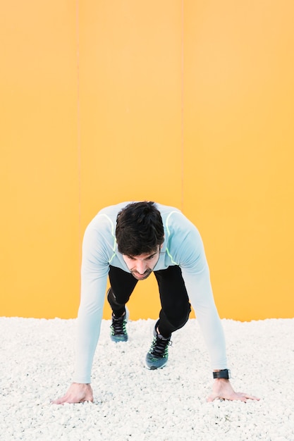 Foto grátis homem bonito que se prepara para correr