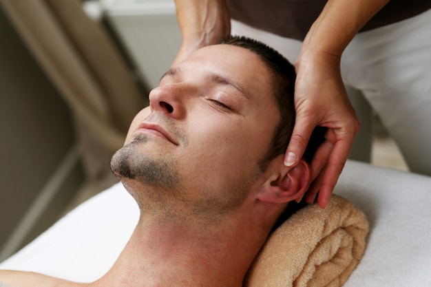 Homem bonito relaxante em um spa