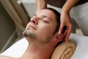 Foto grátis homem bonito relaxante em um spa