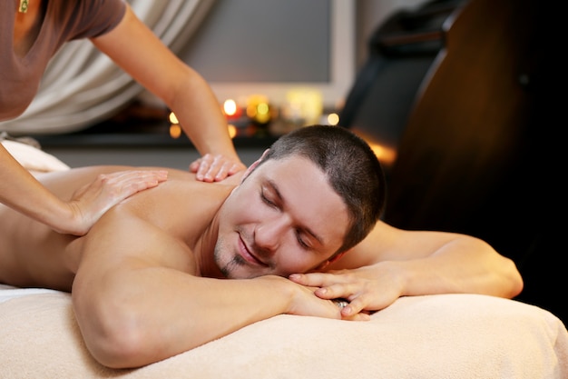 Homem bonito relaxante em um spa