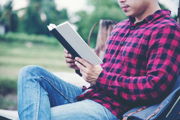 Foto grátis homem bonito relaxar na natureza do curso