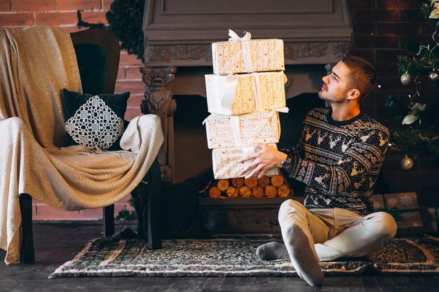 Homem bonito segurando natal peresents