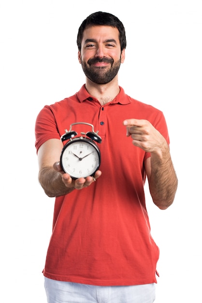 Homem bonito segurando relógio vintage